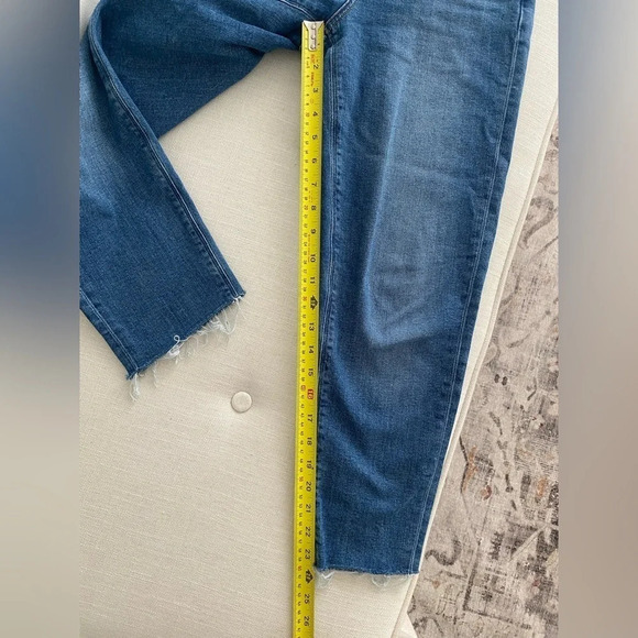 AMERICAN Eagle Short Stretch  Mom Jean Medium Blue with raw Hem Size 0 - Picture 5 of 14